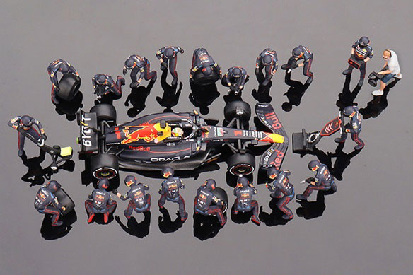 AmiAmi [Character u0026 Hobby Shop] | 1/64 Oracle Red Bull Racing RB18 2022  Winner #1 Abu Dhabi Grand Prix Max Verstappen Pit Crew Set(Released)