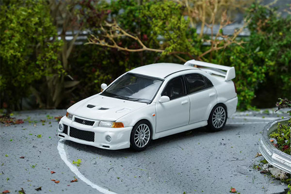 MOTORHELIX 1/64 Mitsubishi Lancer Evolution VI GSR Scotia White รูปภาพ 1