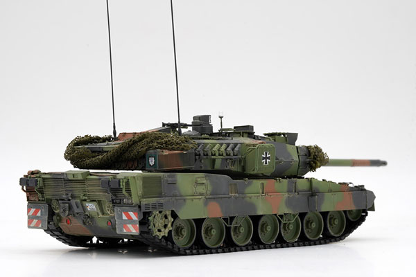 1/35 Leopard 2 A7V Main Battle Tank Pre-painted Kit