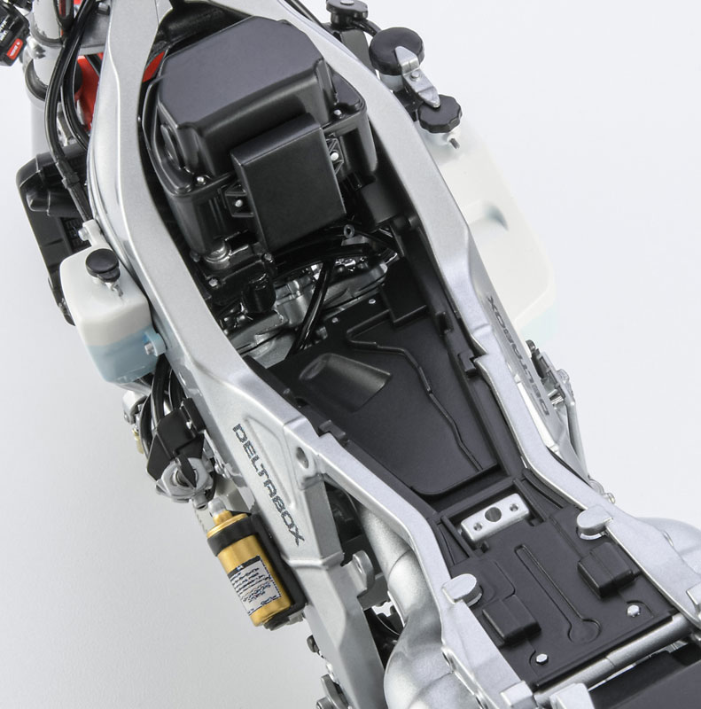 Amazon.com: Hasegawa HA21743 1:12 TZR250 (2AW) 'New Yamaha