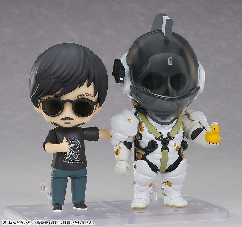 Tampilan samping Nendoroid Hideo Kojima dengan ekspresi tersenyum dan kacamata biasa
