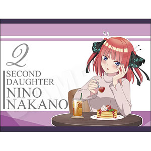 Miku (Gotoubun no Hanayome) inspira uma garrafa de licor no